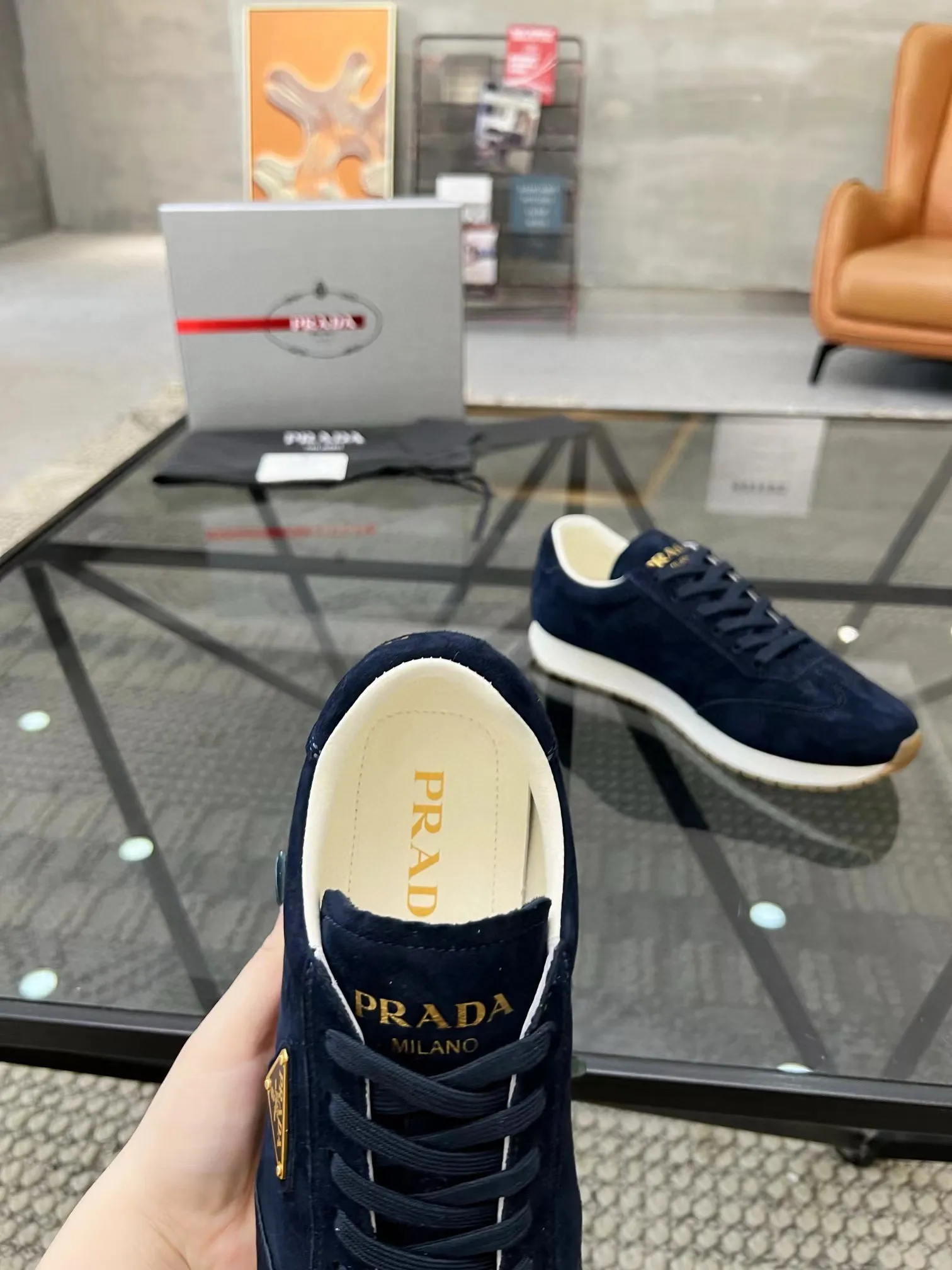 Factory price: 400💰Prada new men's leather sports shoes, the highest version on the market, any comparison is welcome🆚! The original leather has excellent texture and is super high-end! Fetal sheep net lining imported from Italy, removable pad! Luxurious materials and fine workmanship, highly recommended! Code number: 38-44, customized 45